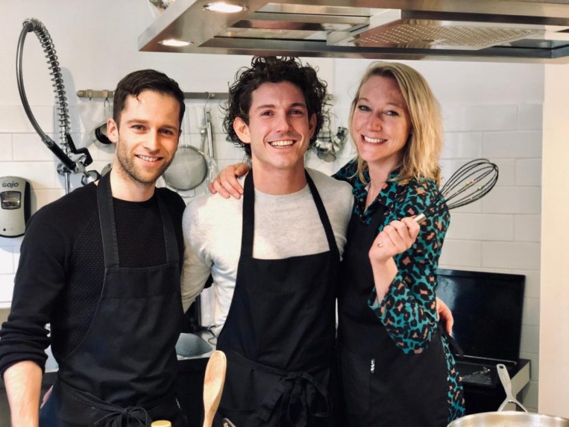 Blije deelnemers bij een workshop kroketten maken